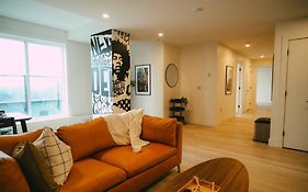 Chic Cozy Retreat - 2Br - Stunning North End Views